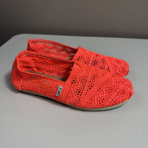 TOMS Women’s Slip On Neon Coral Alpargata Flats Crochet Lace Size 7.5W EUC